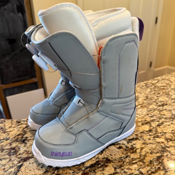 Women’s thirtytwo Snowboarding Boots - Picture 3 of 3